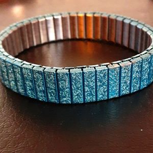 Blue atretch metal bracelet